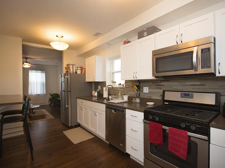 2253 N Janssen Ave — Photo 4