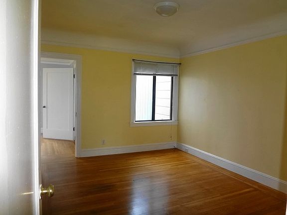 3rd image of 587 32nd Ave