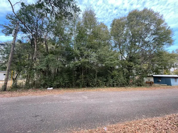 327 E Railroad Ave, Crestview, FL 32539