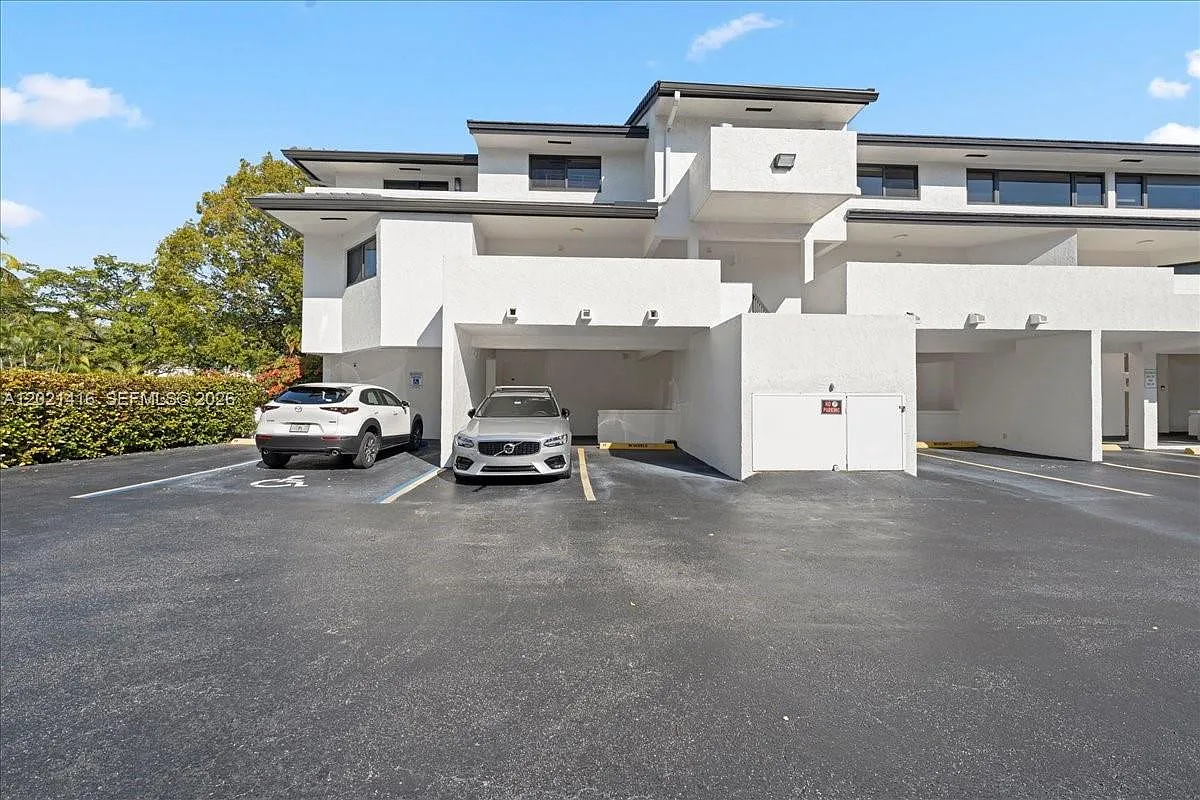 Gables South Condo — Photo 2