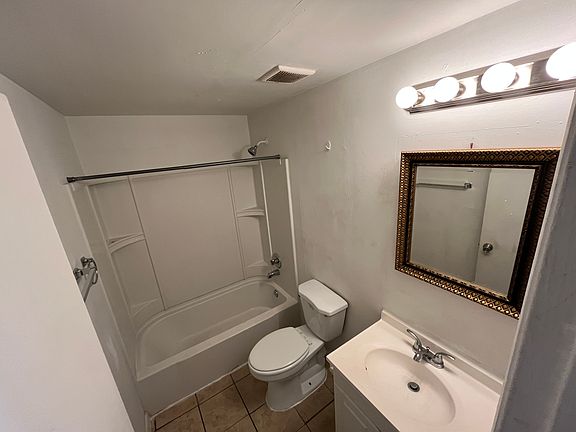 5th image of 1979 Parkview Ave #B