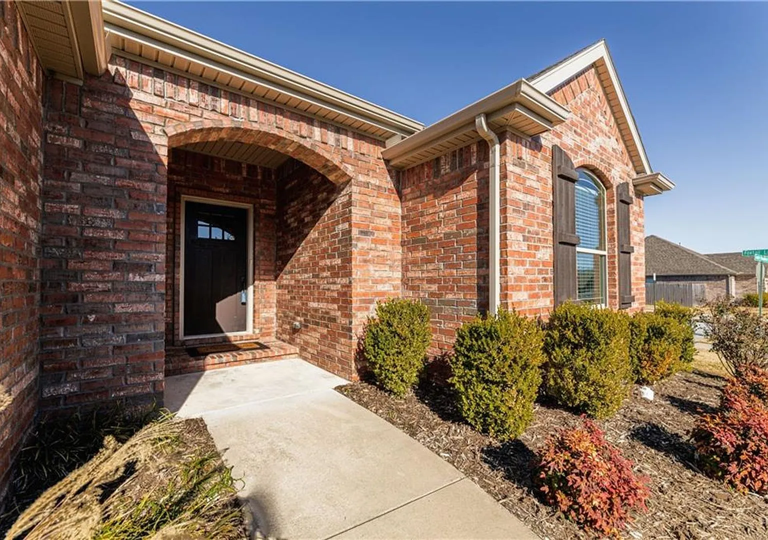 Don't miss this stunning 3 bed 2 bath home. Schedule your showing today! — Photo 1