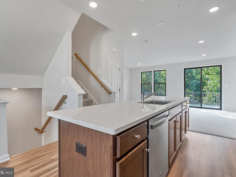 6947 Gladebrook Rd — Photo 15