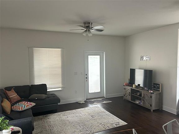 4th image of 2128 W Walnut St