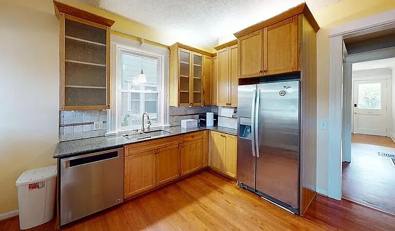 4 bed, 1.5 bath, 2300 sqft, $2,800 — Photo 2