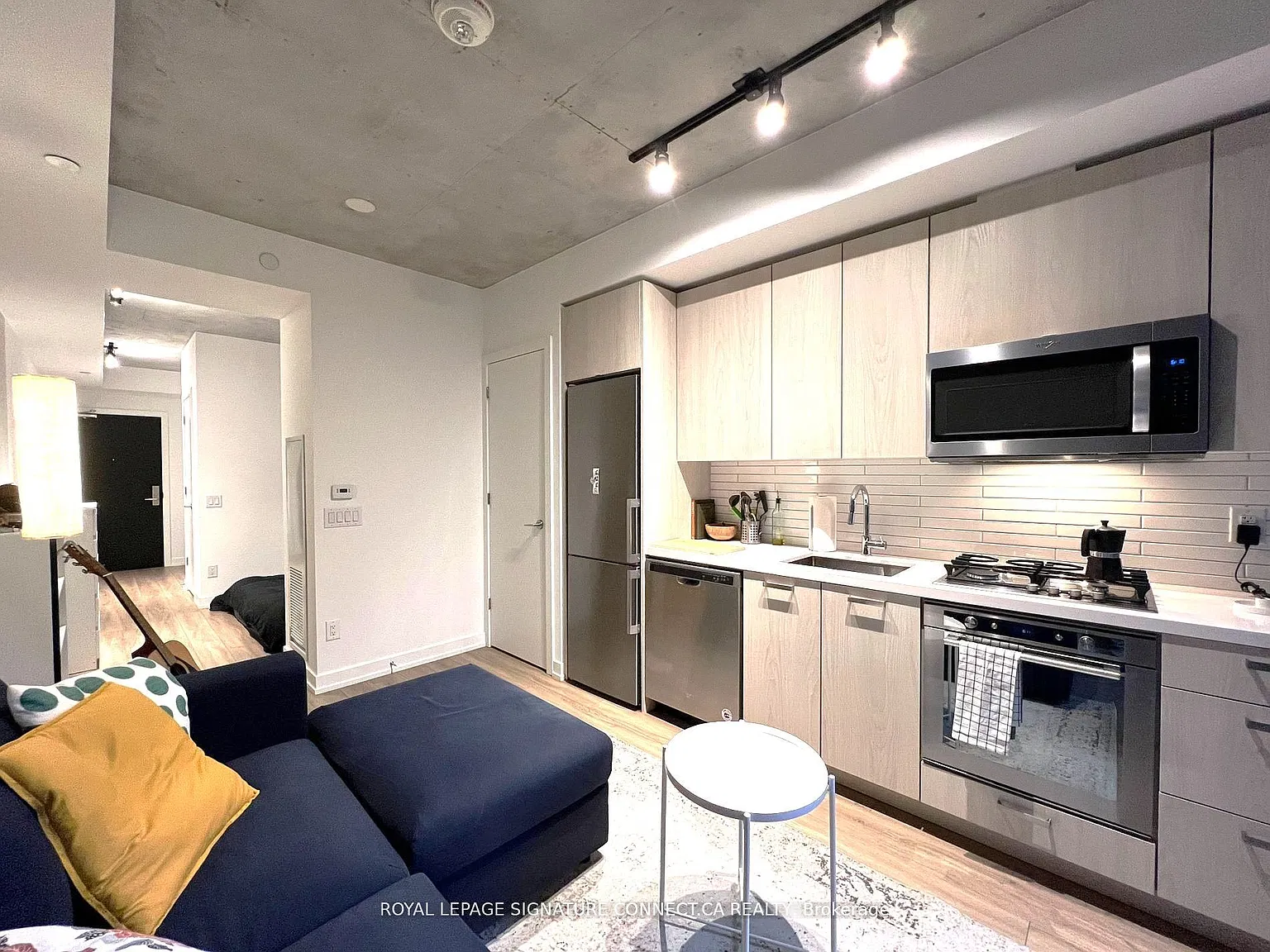 458 Richmond St W — Photo 2