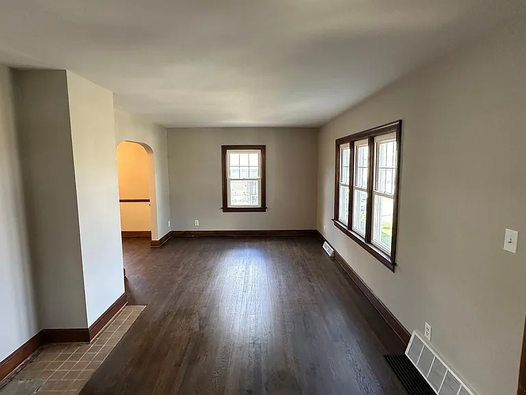 700 Iona Ave — Photo 4