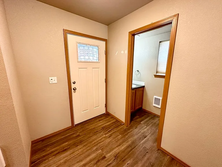 2102 N Yellowstone St — Photo 6