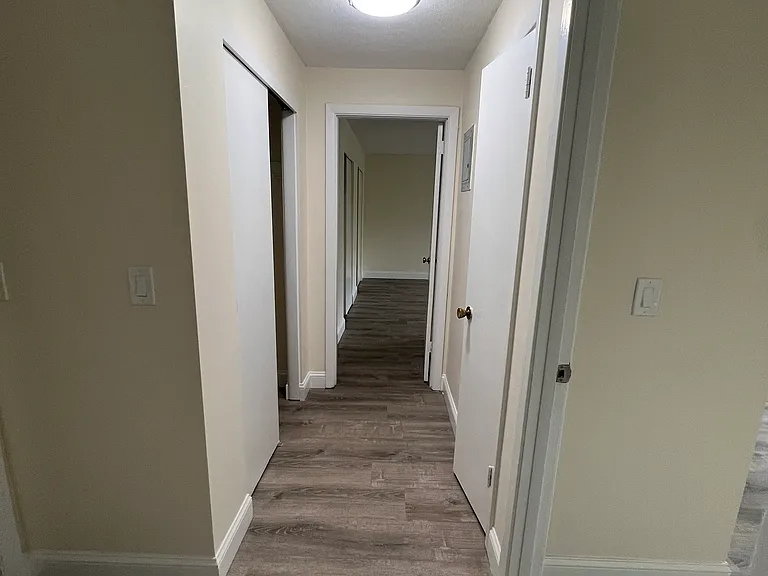 Whites Ave — Photo 5