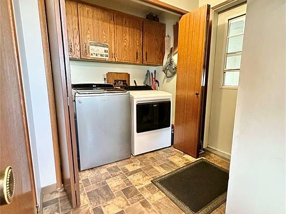 3rd image of 584 Dieppe Dr