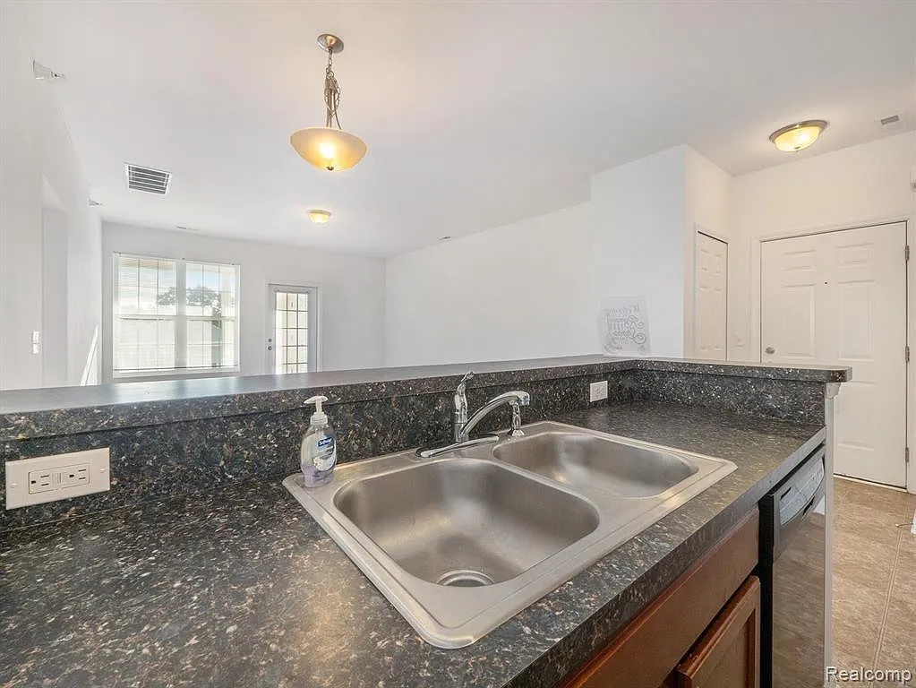 2 bed, 2.0 bath, 1182 sqft, $1,950 — Photo 3