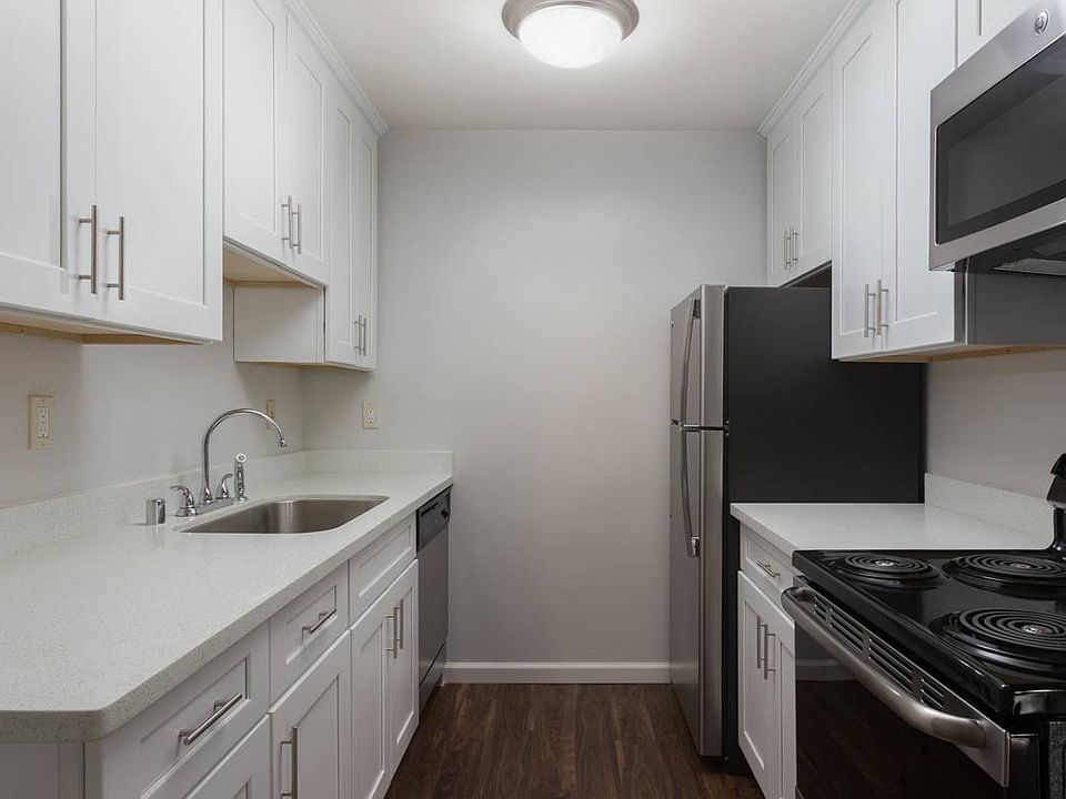 1st image of 911 Lexington Ave APT 3