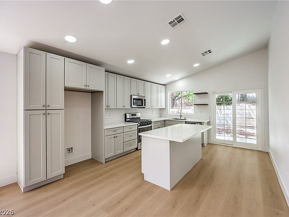 3rd image of 1841 Vista Pointe Ave