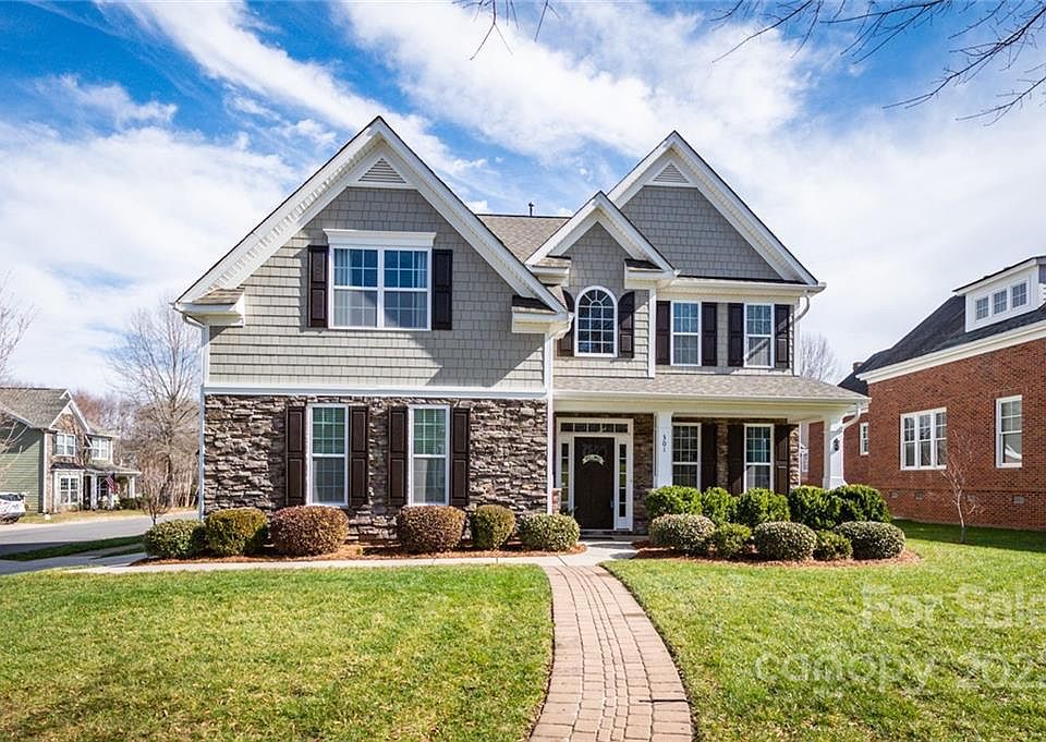 1st image of 301 Poplar St
