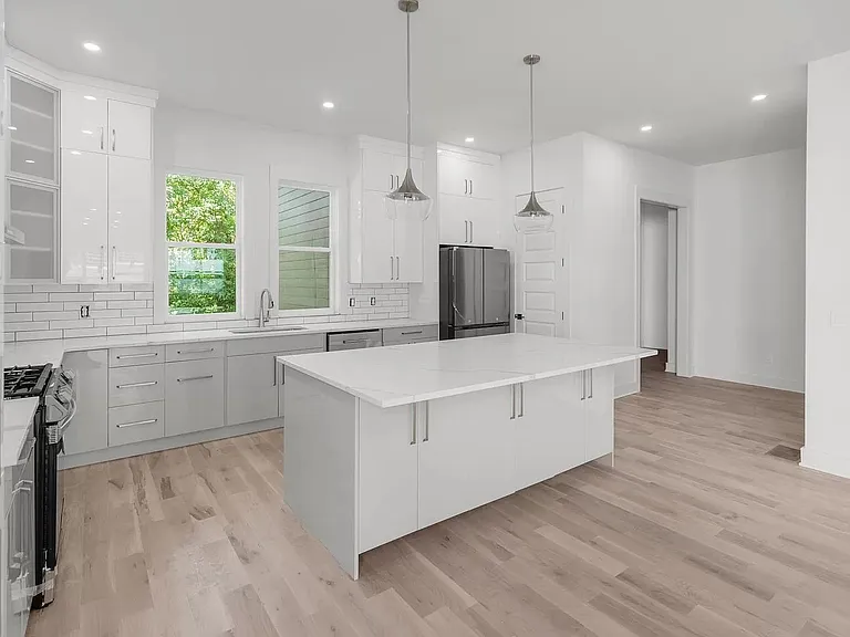 2321A Carter Ave — Photo 11