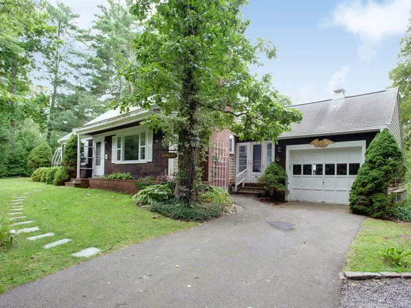 35 Wilson Road, Woods Hole, MA 02543