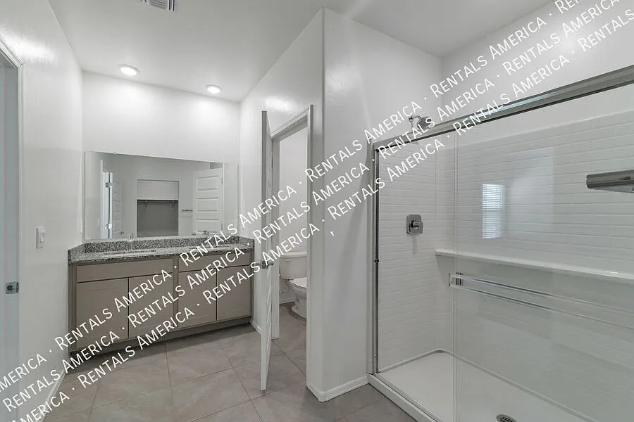 Great home on southeast side! — Photo 4