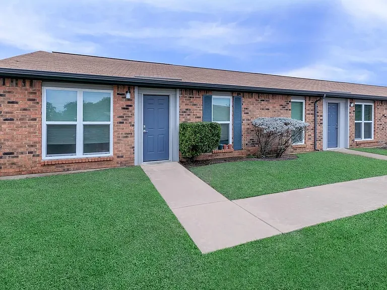 900 Westwood Dr — Photo 4