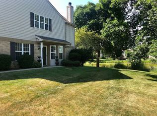 320 Crystal Ridge Dr, Crystal Lake, IL 60012