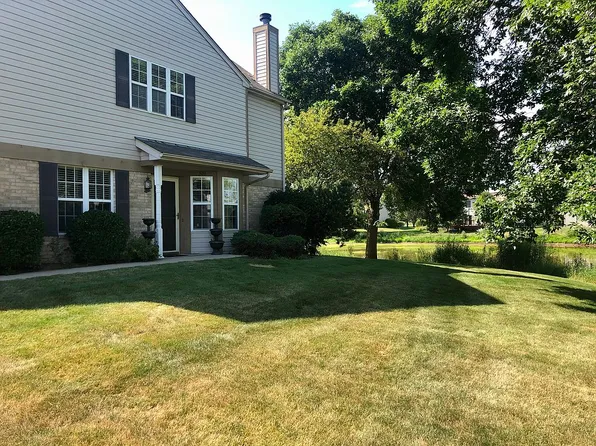 320 Crystal Ridge Dr, Crystal Lake, IL 60012