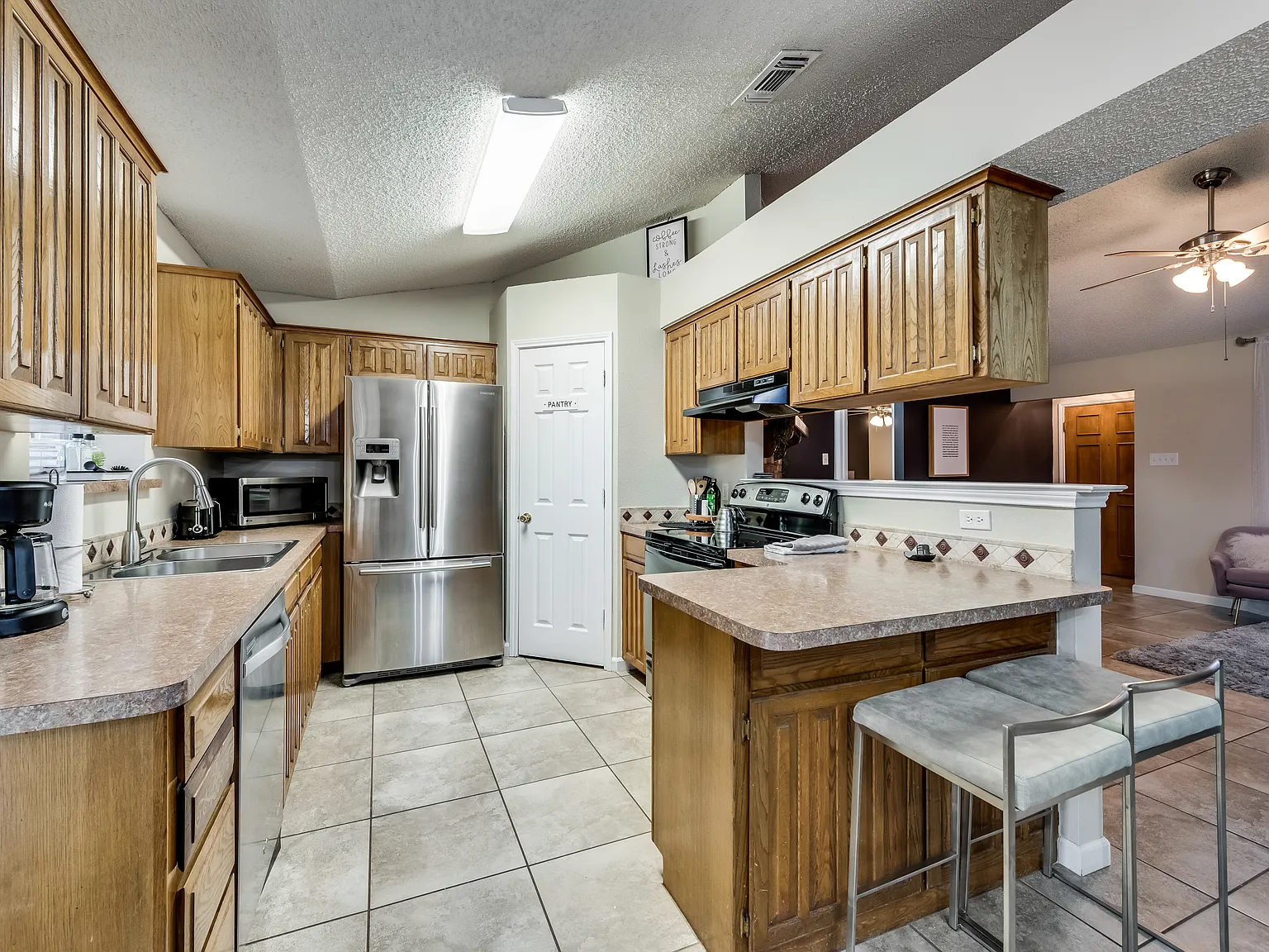 3 bed, 1361 sqft, $4,500 — Photo 2