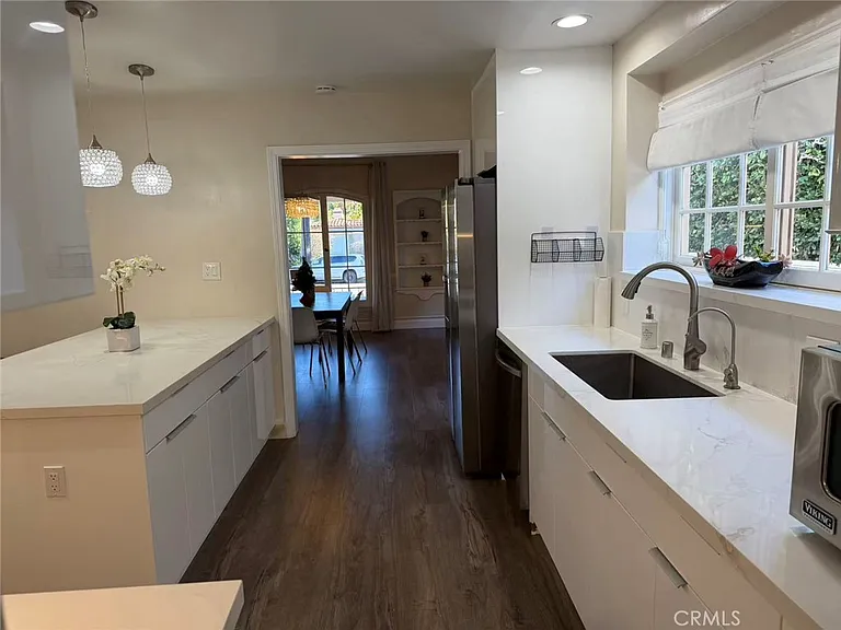 113 N Doheny Dr — Photo 6