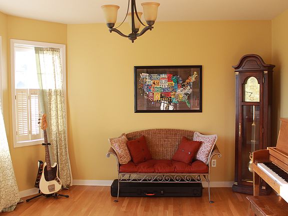 Front room (dining room) 