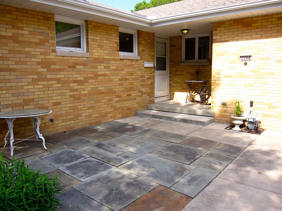 Flagstone patio