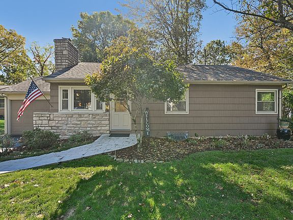 2nd image of 685 Yaronia Dr S