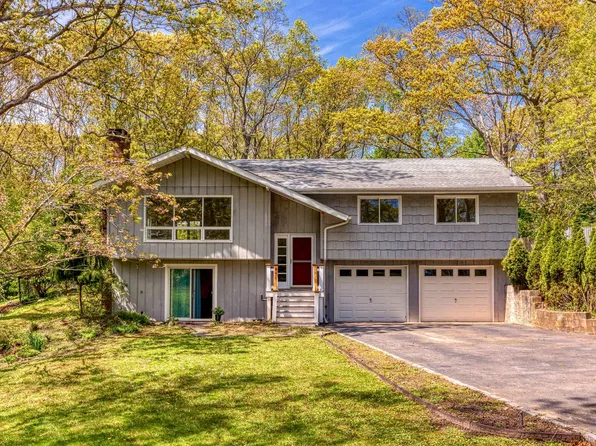 1615 Woodcliff Dr, Mattituck, NY 11952