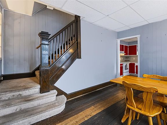 5th image of 835 Spring St