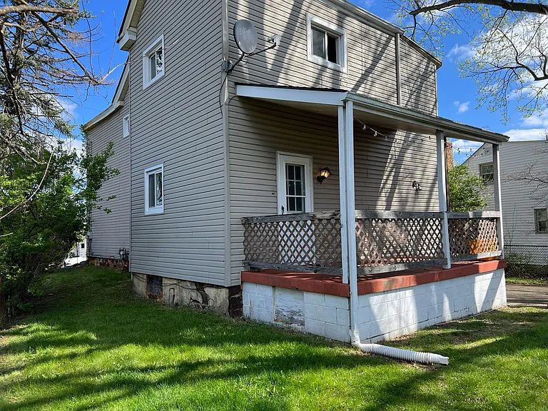 218 Mary St — Photo 17