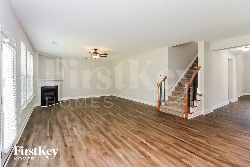 5 bed, 3.0 bath, 3384 sqft, $3,315 — Photo 2