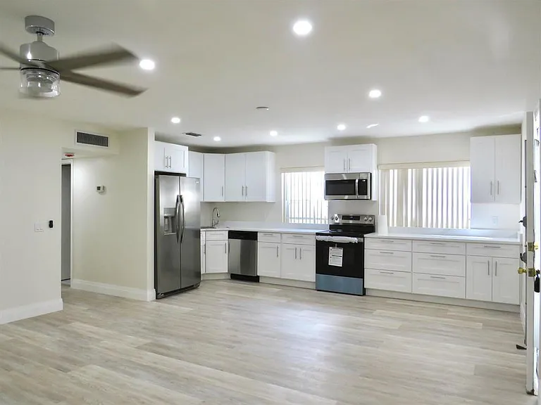 557 Burgundy St #557-L — Photo 6