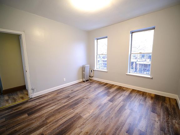 4th image of 10 Avenue