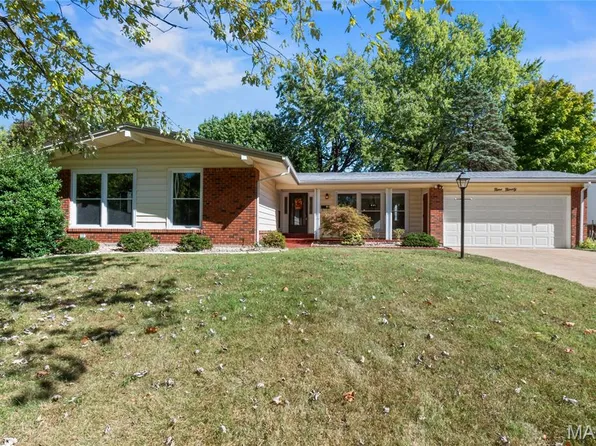 990 Saddle Dr, Florissant, MO 63033