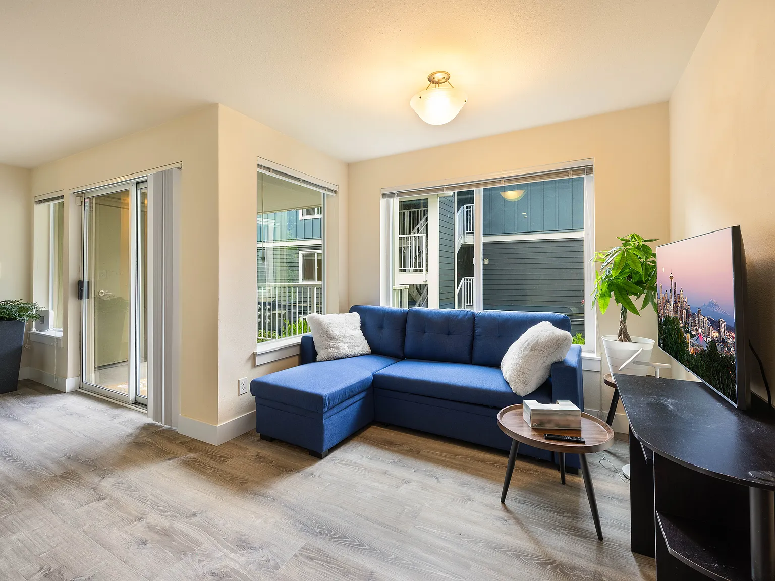 3 bed, 842 sqft, $3,700 — Photo 3