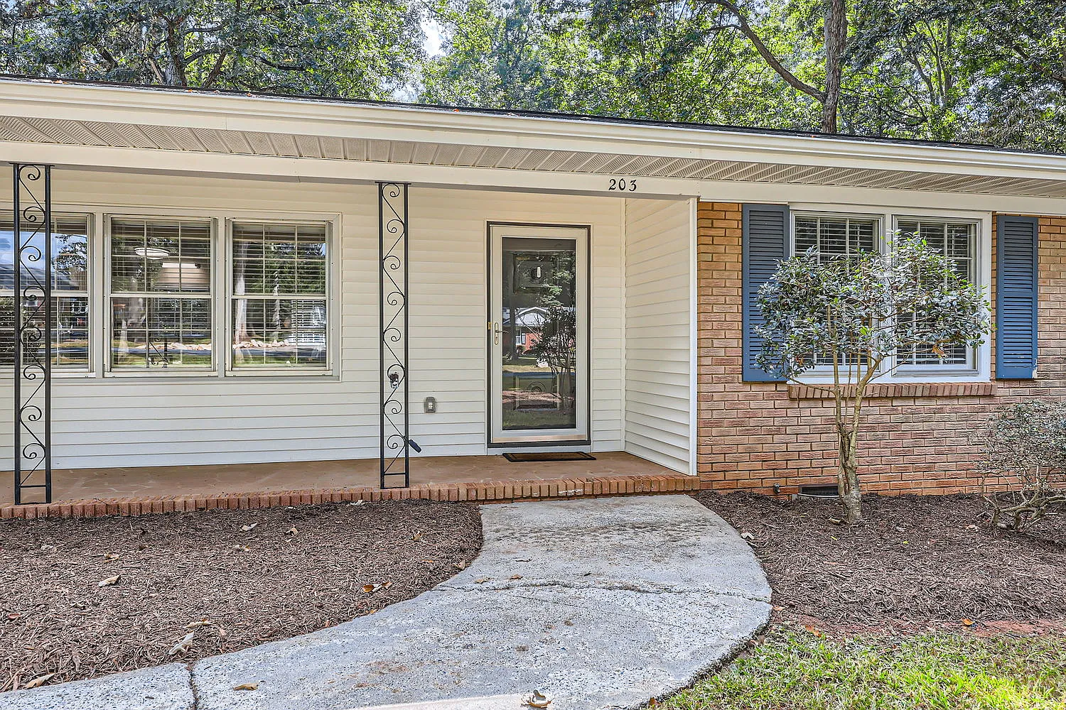 203 Nottingham Dr — Photo 3