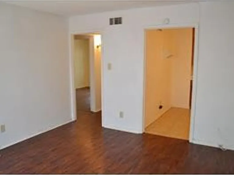 1107 N Locust St — Photo 17