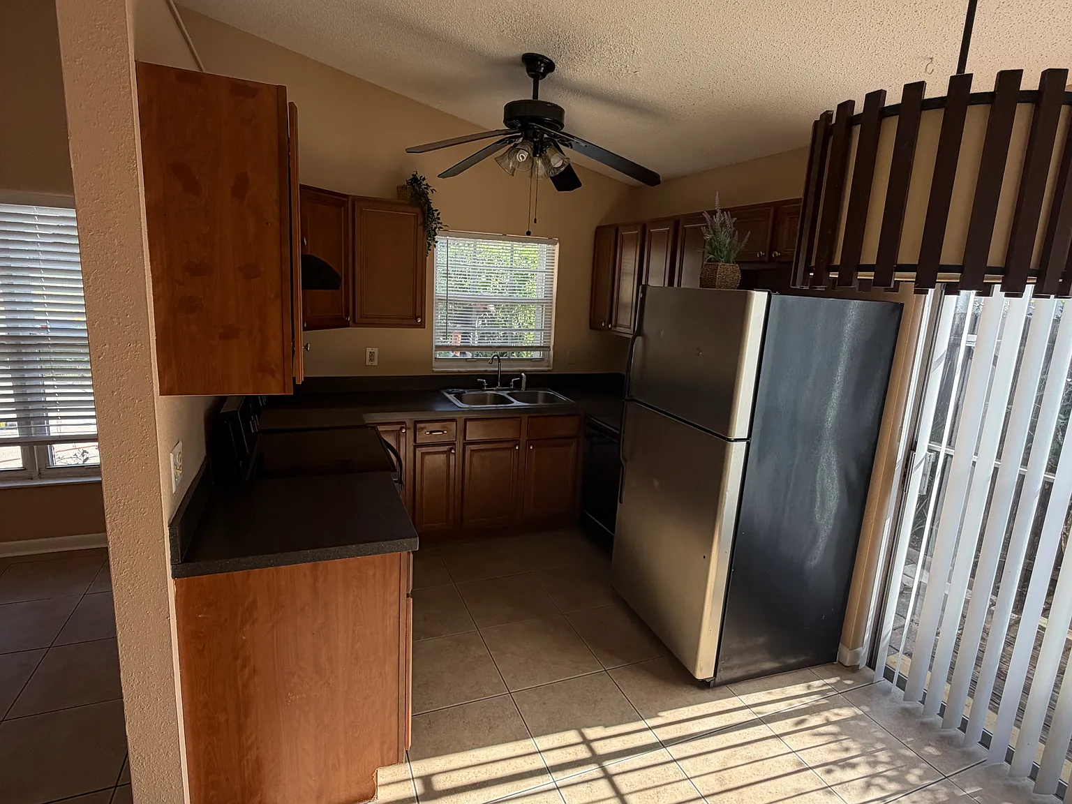 2406 E Illiana St — Photo 2