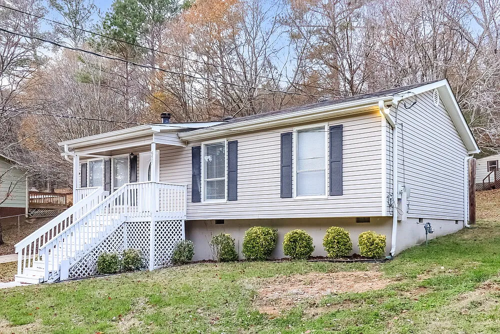 3 bed, 2.0 bath, 1161 sqft, $1,960 — Photo 3