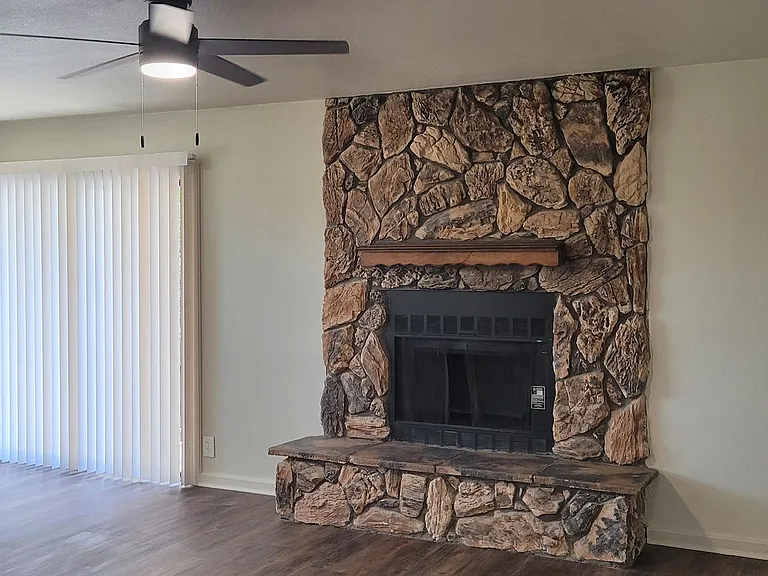 800-804 Laurelwood Dr — Photo 3