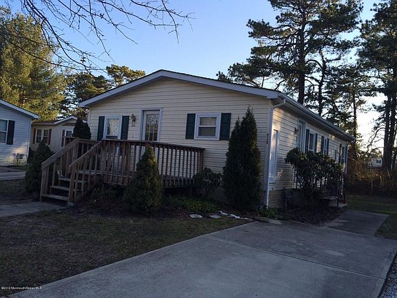 3rd image of 215 Holly Ct