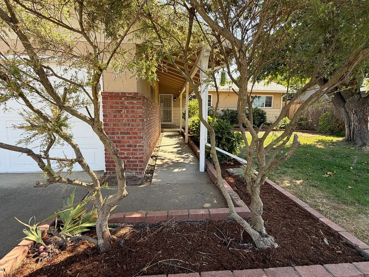 Updated 3-Bedroom Home in Rosemont with Spacious Backyard Immediate Move in! — Photo 2