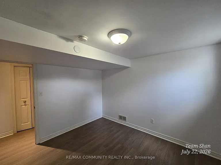 166 Saint Lawrence Dr #BASEMENT — Photo 13