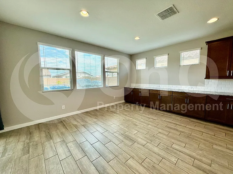 4321 N 94th Dr — Photo 6