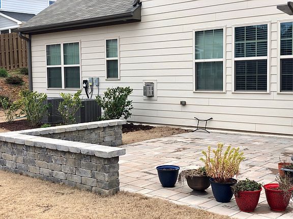 4th image of 304 Dinsorette Ln