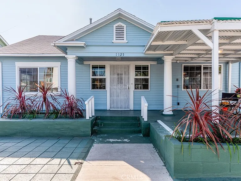 1125 N Heliotrope Dr — Photo 1