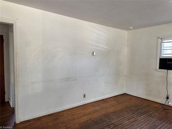 5th image of 902 Watson St