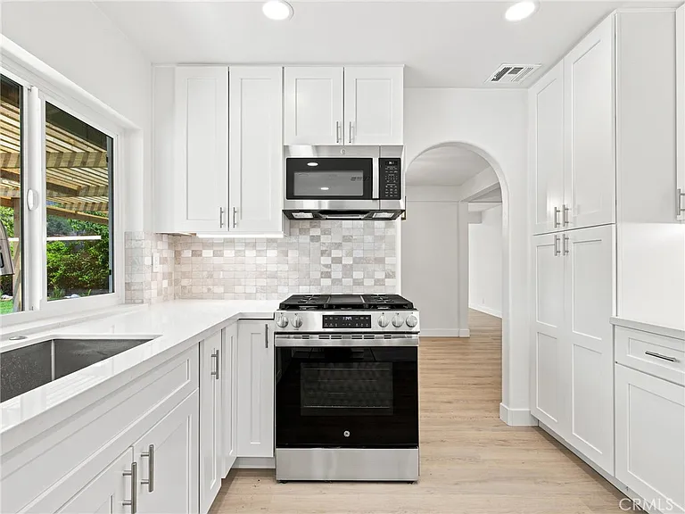 225 Armstrong Dr — Photo 9